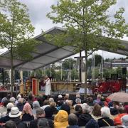 Notre diacre pendant l'homélie du cardinal